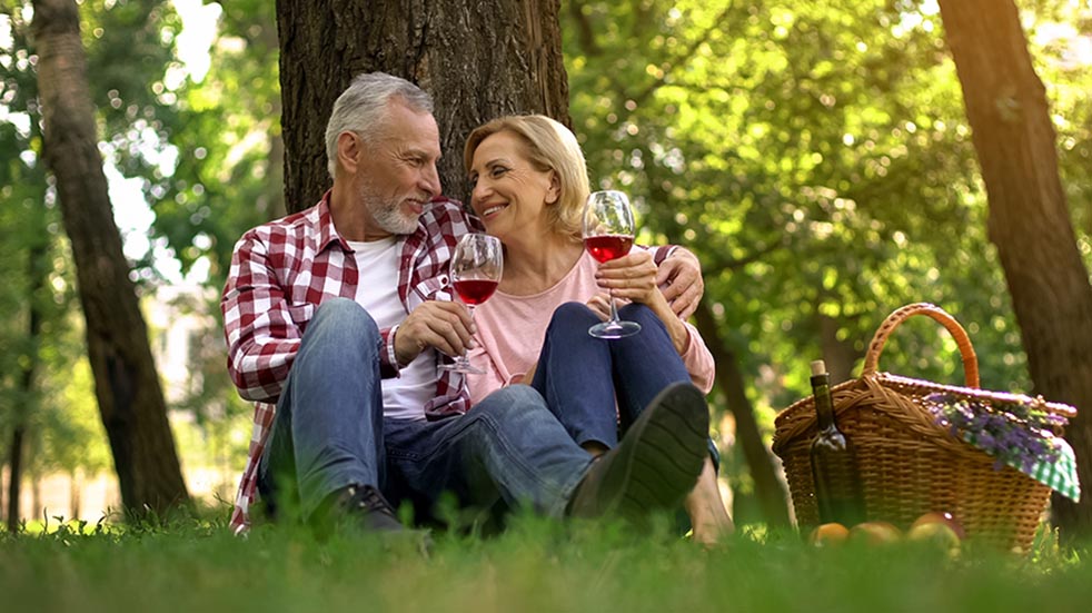 How to make the perfect picnic couple drinking wine